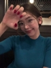 椰子换了新美甲后的拍照动作💅，就问你喜不喜！！