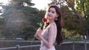 美女主播肉肉的状态一直在提高👍 手上的玫瑰和大侄子有关系嘛.