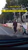 父子俩边走路边打球，孩子球掉了立马冲出去捡差点被撞...