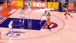 🤣🤣超级五尬球!!王哲林空位离奇走步失误没被吹,随后大空位三不沾